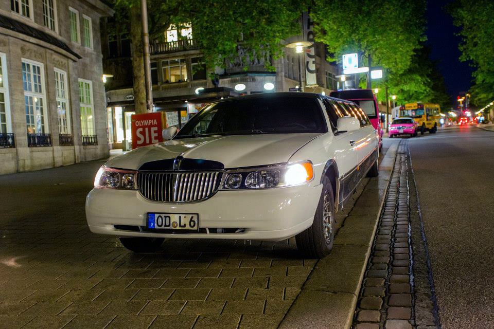 Lincoln Town Car Super Stretch [XXL] in Hamburg mieten - Limostrip.com