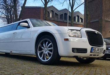 Chrysler C300 Stretchlimousine in Köln und NRW mieten - Limostrip.com