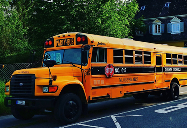 US School Bus in Frankfurt mieten, bis zu 25 Passagiere - Limostrip.com
