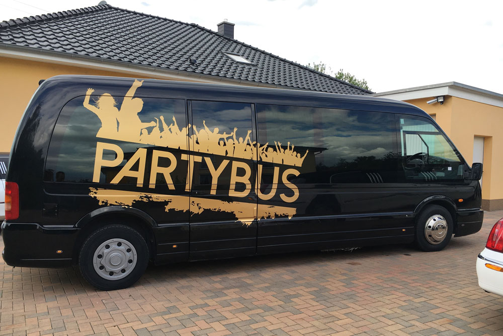 Party Shuttle Bus in Leipzig mieten, bis zu 15 Passagiere - Limostrip.com